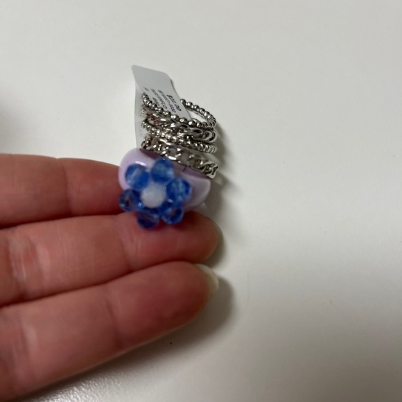 Francesca's Mia Flower Metal Ring Set- Size 6 Silver Tone NWT. - Picture 4 of 4